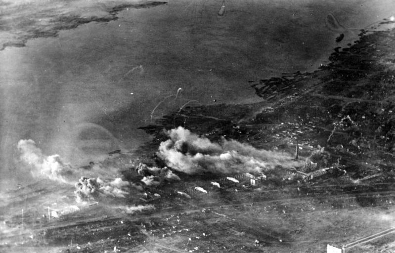 Soviet soldiers fighting in the ruins of Stalingrad