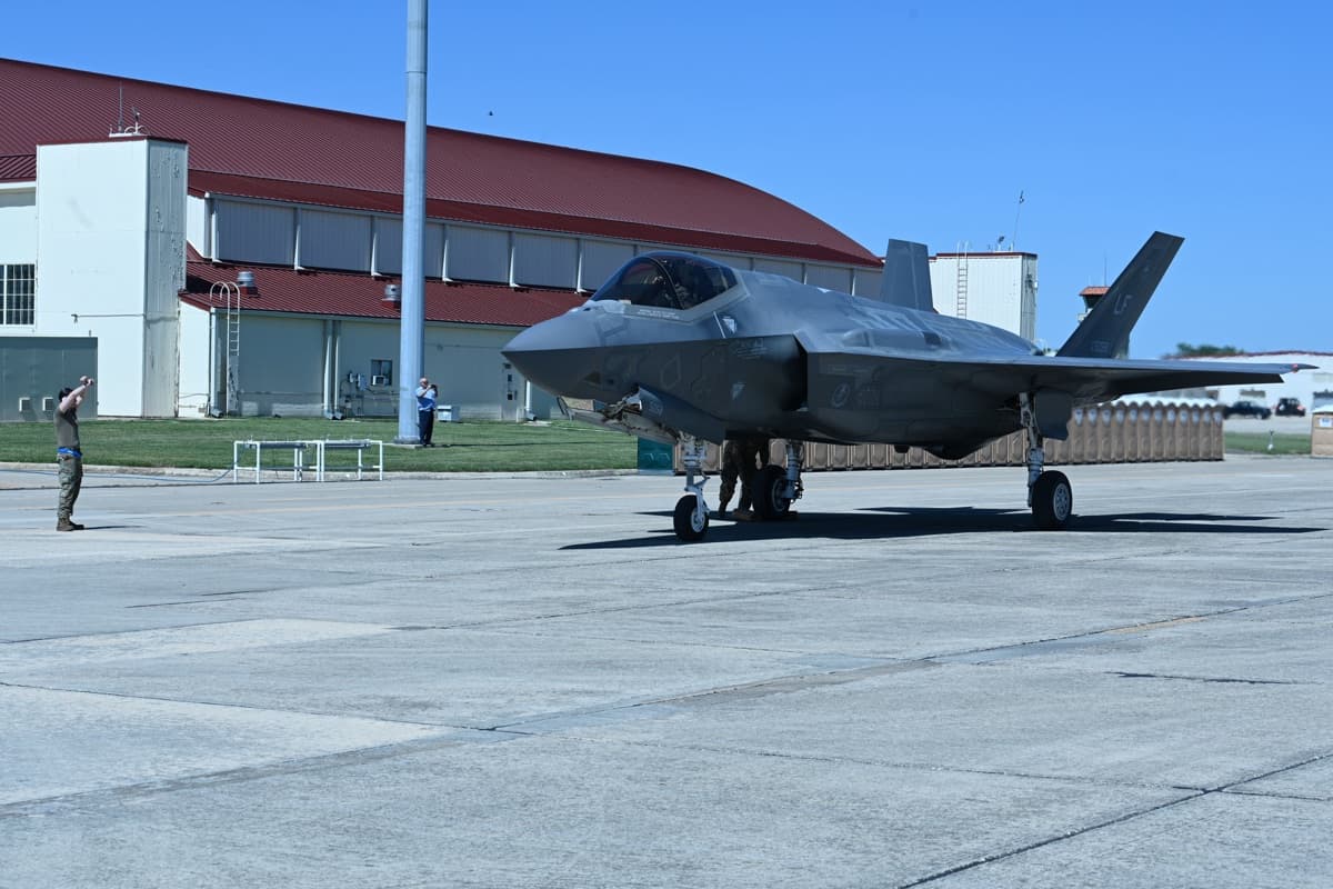 F-35 Lightning II vs F-16 Fighting Falcon