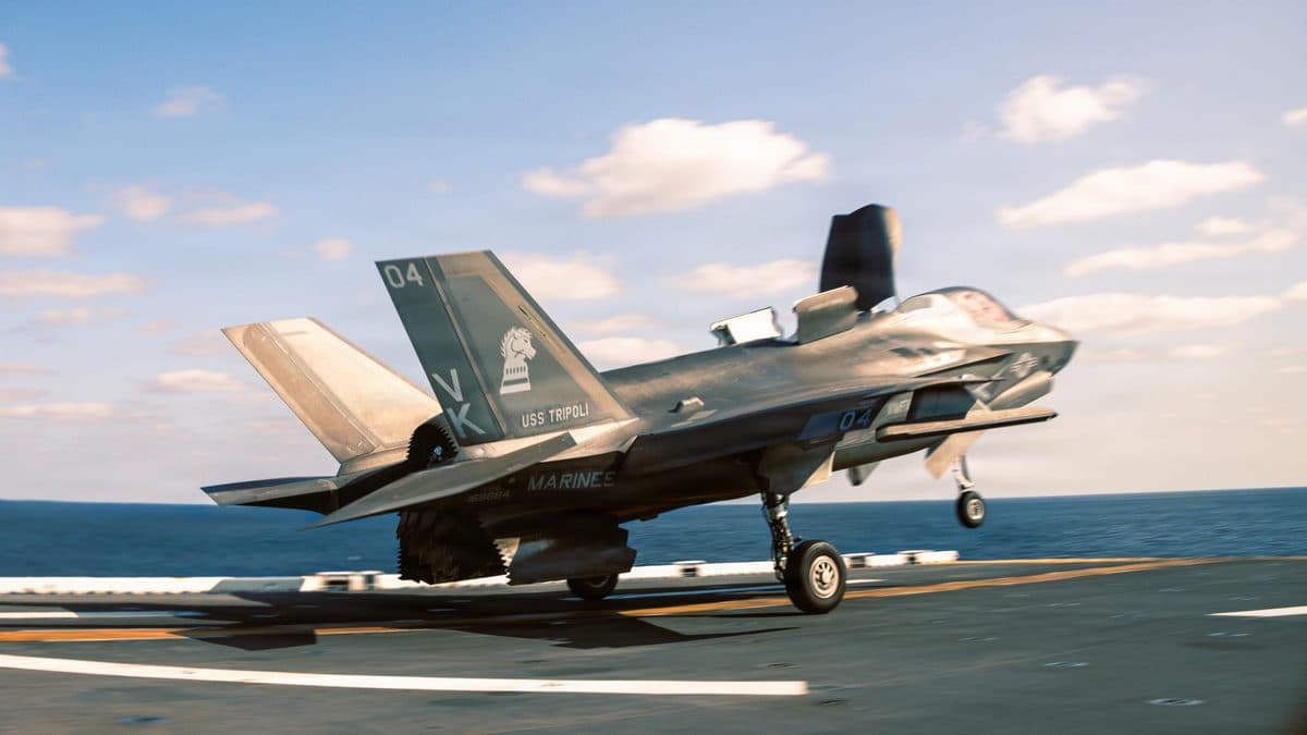 F-35 Lightning II and Su-57 Felon in a side-by-side comparison graphic