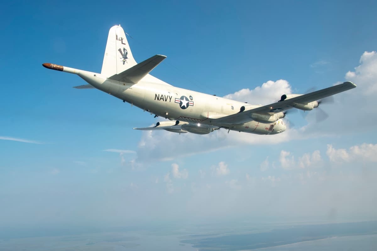 A P-3C Orion flying alongside a P-8A Poseidon during a formation flight