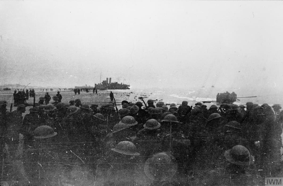 British troops wading out to rescue ships during the Dunkirk evacuation in 1940