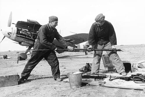 Bf 109G undergoing field maintenance, Bundesarchiv photograph