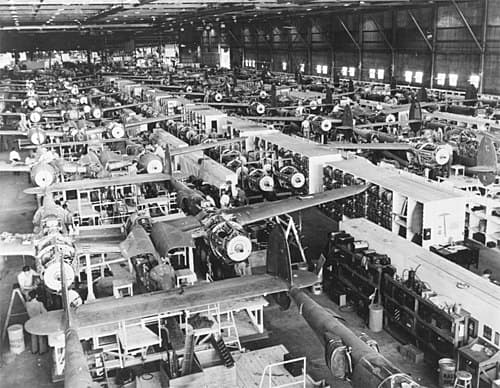Mechanized P-38 Lightning conveyor assembly lines at a Lockheed factory
