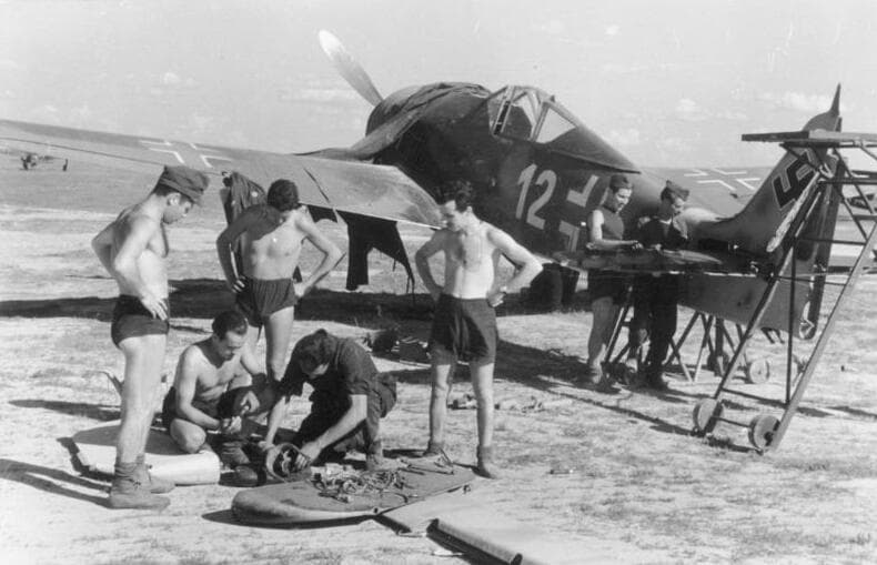 Fw 190A-5 undergoing maintenance, Bundesarchiv photograph