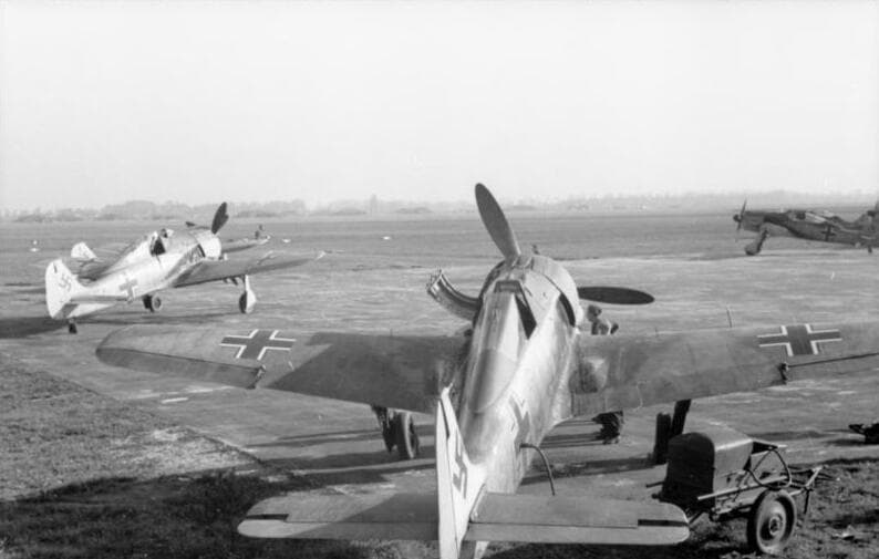 Fw 190A fighters on the ground, Bundesarchiv photograph