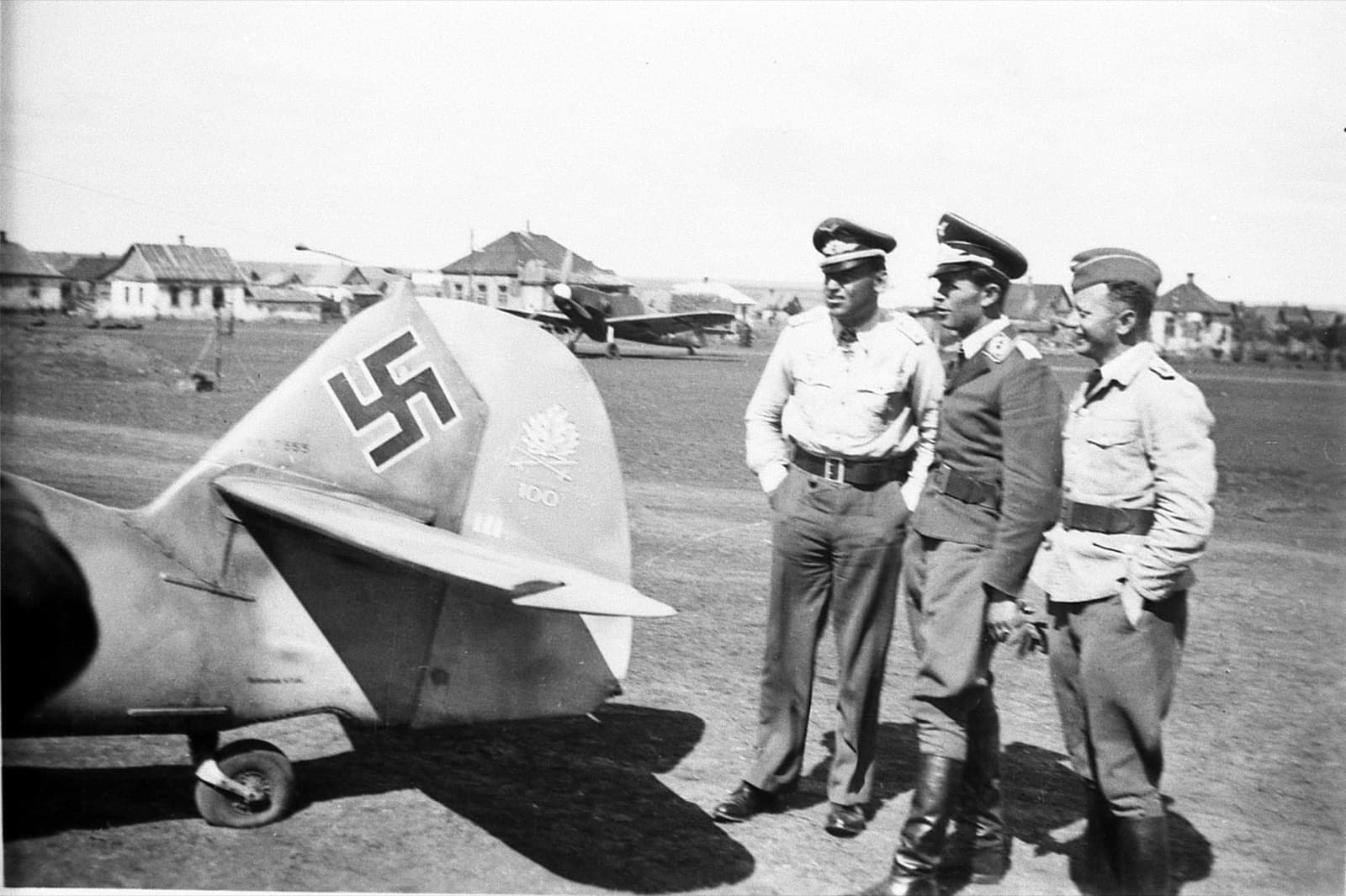 Hauptmann Heinz Bär with his Bf 109 of JG 77 at Konstantinovka, June 1942