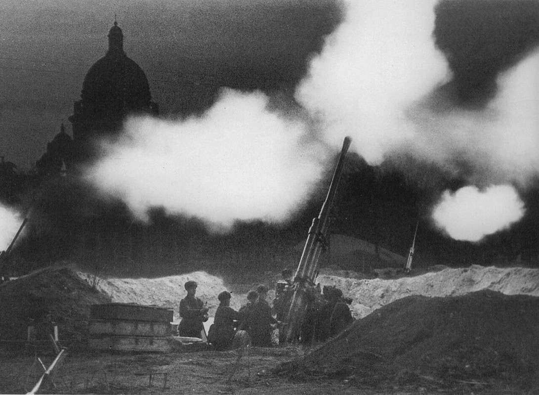 Soviet anti-aircraft gunners defending Leningrad during the 872-day siege in 1941