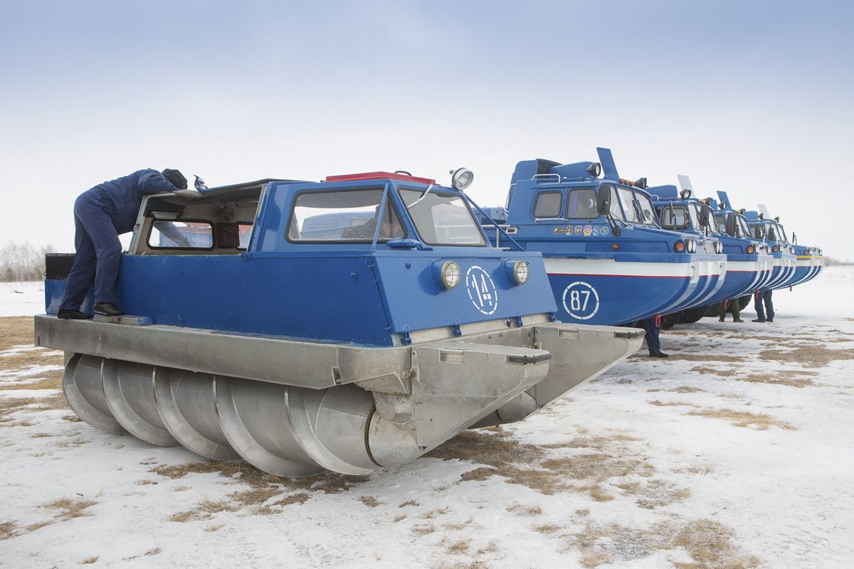 Screw-propelled amphibious vehicle designed for swamp and snow terrain