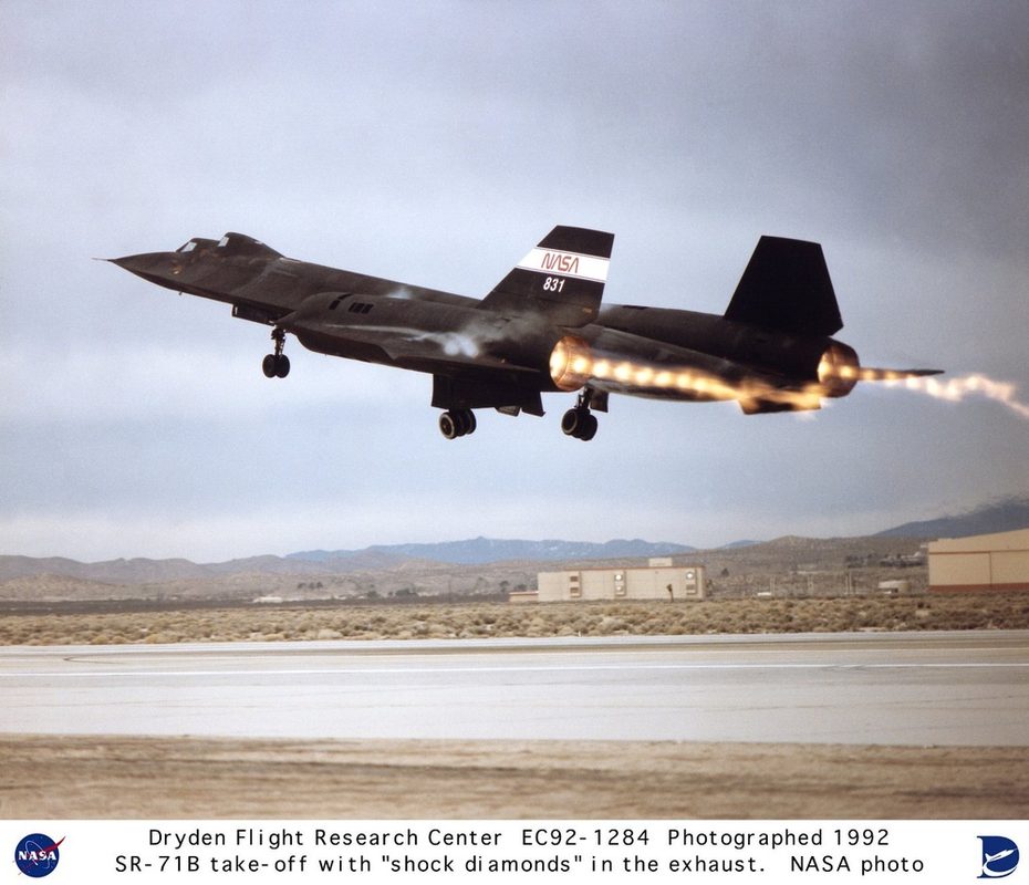 SR-71 Blackbird taking off with visible shock diamonds in the afterburner exhaust