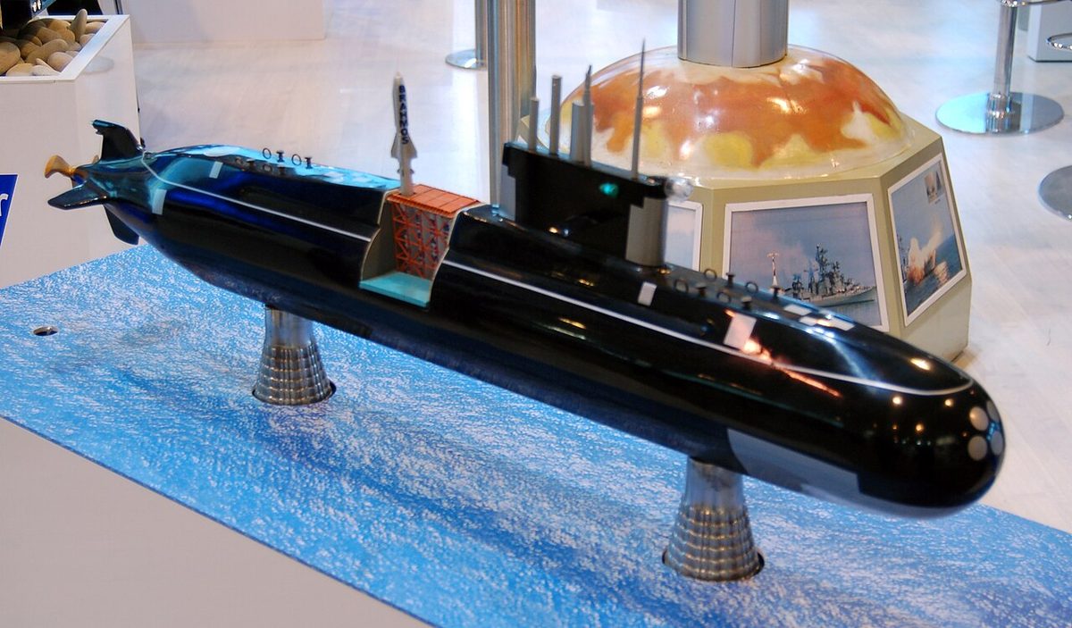 Submarine model showing the internal layout and propulsion systems of a modern submarine