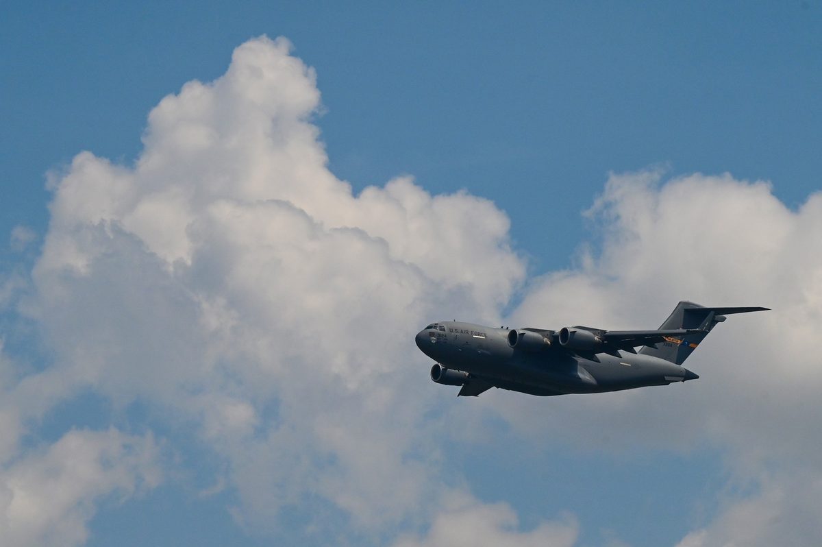 C-17 Globemaster III performing a steep approach demonstration at an airshow showing its short-field landing capability