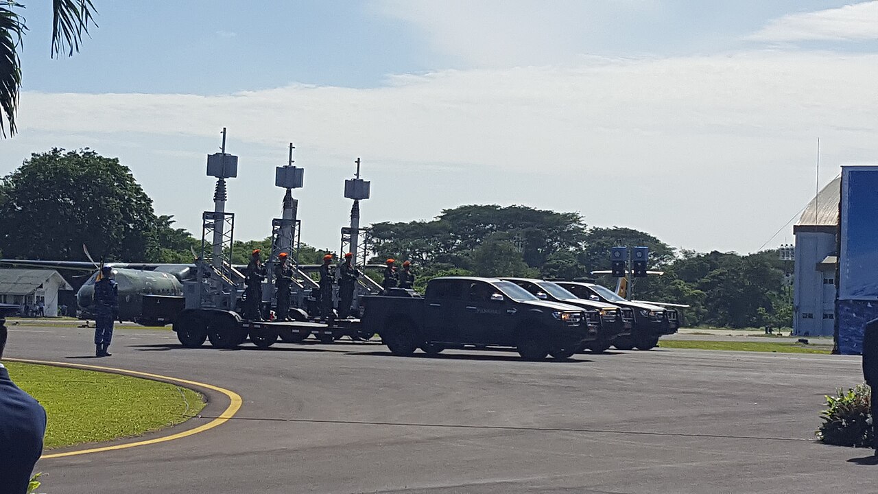 Diagram showing the range of drone threats from small FPV quadcopters to medium-altitude tactical drones