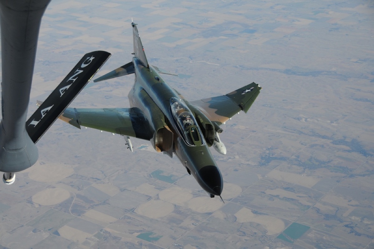 Modern Fighting Aircraft： F-4　Phantom II McDonnell Douglas F-4 Phantom II · History, Technical Data