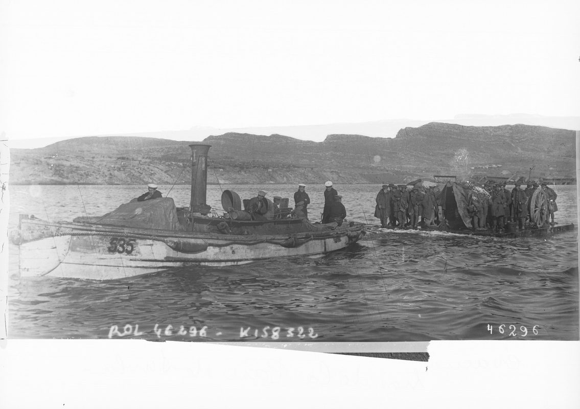 Allied forces evacuating from Suvla Bay at Gallipoli in January 1916