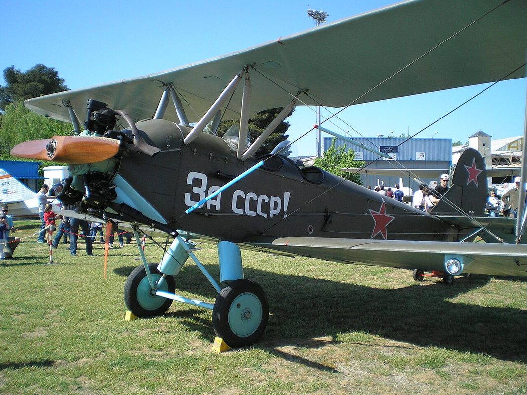 Polikarpov Po-2 biplane used by the Night Witches showing its open cockpit, wood-and-canvas construction, and underwing bomb racks