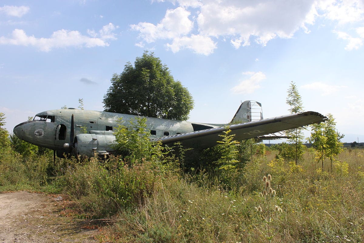 1200px-Dakota_71212_derelict_at_Željava_Airbase_(4970774781)