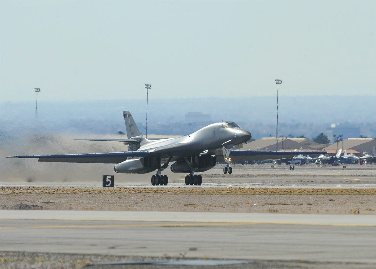 B-1b lancer aircraft landing
