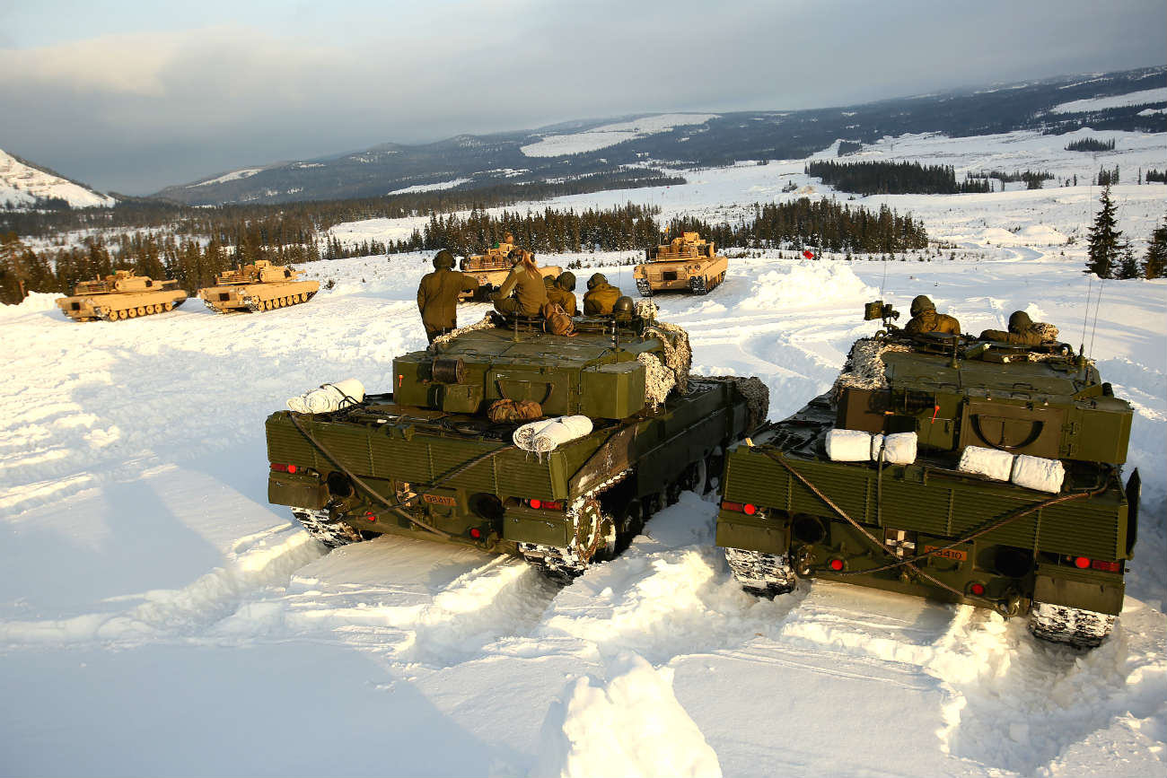 Battle tanks images Leopard and M1