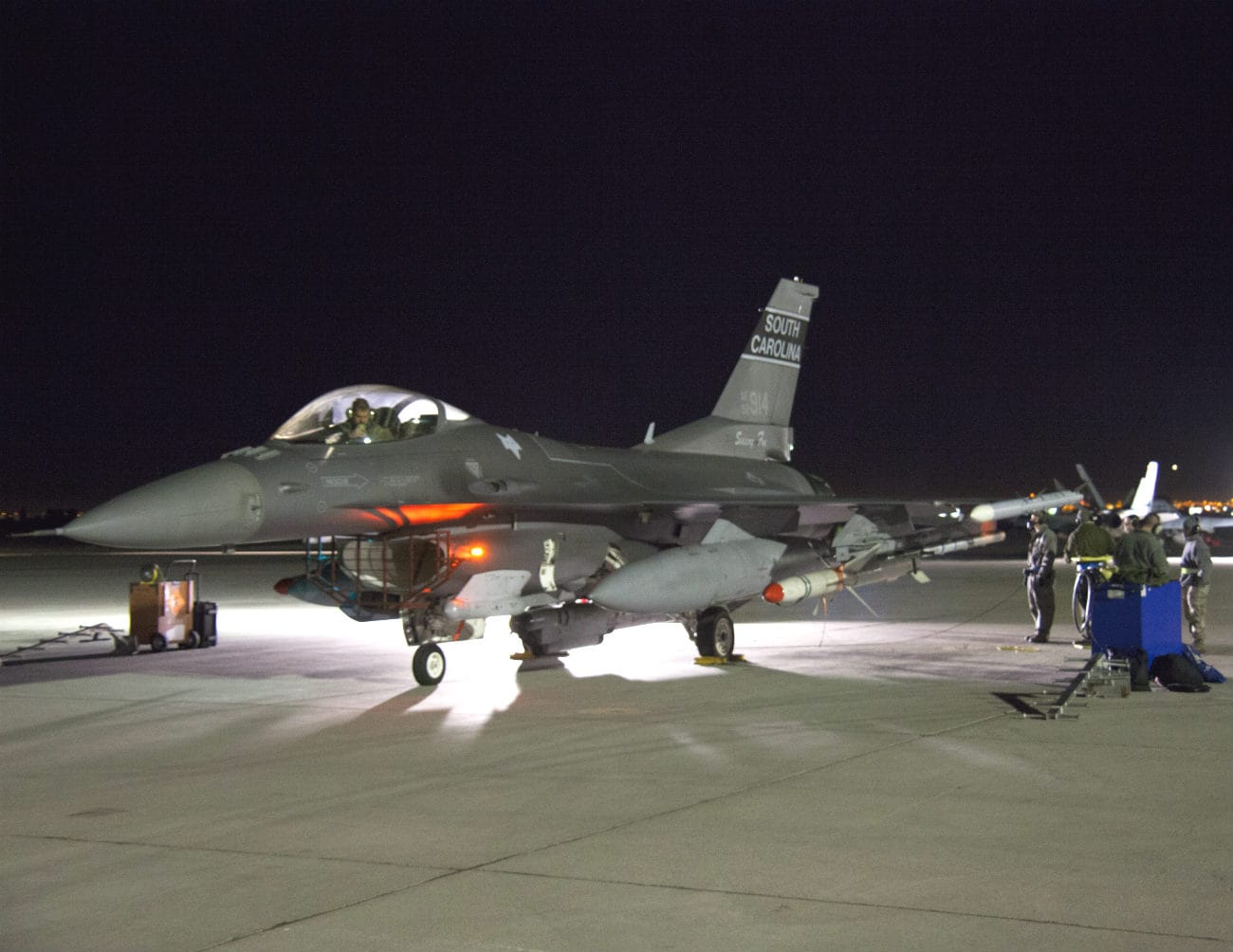 F-16 Fighting Falcon Night parked