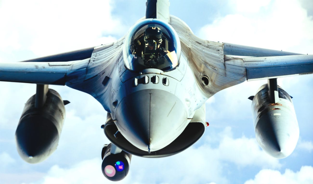 F-16 Fighting Falcon aircraft refuel