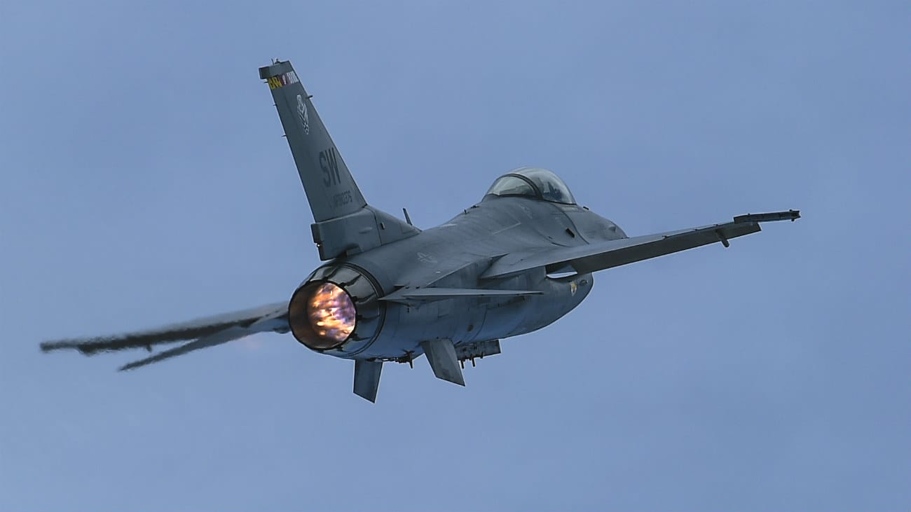 F-16 Fighting falcon after burner