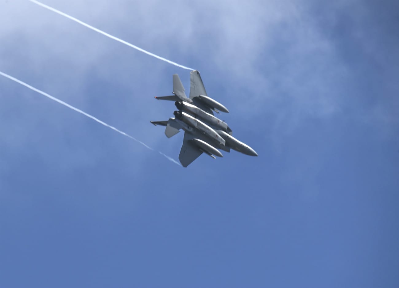 F-15 Eagles vapor trails