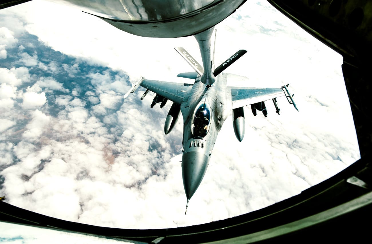 F-16 Fighting Falcon refuel