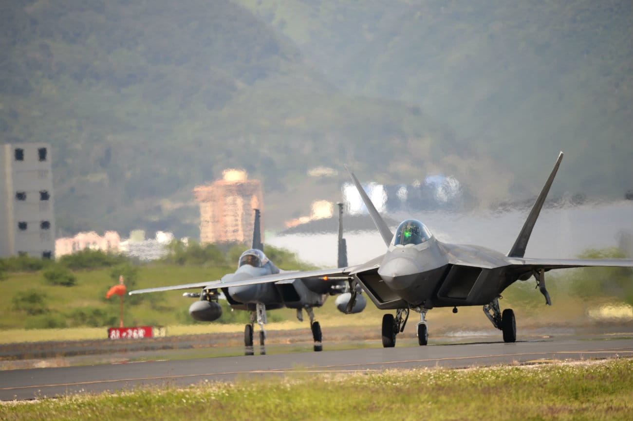 F-22 and f-16 taxi US fighter jet images