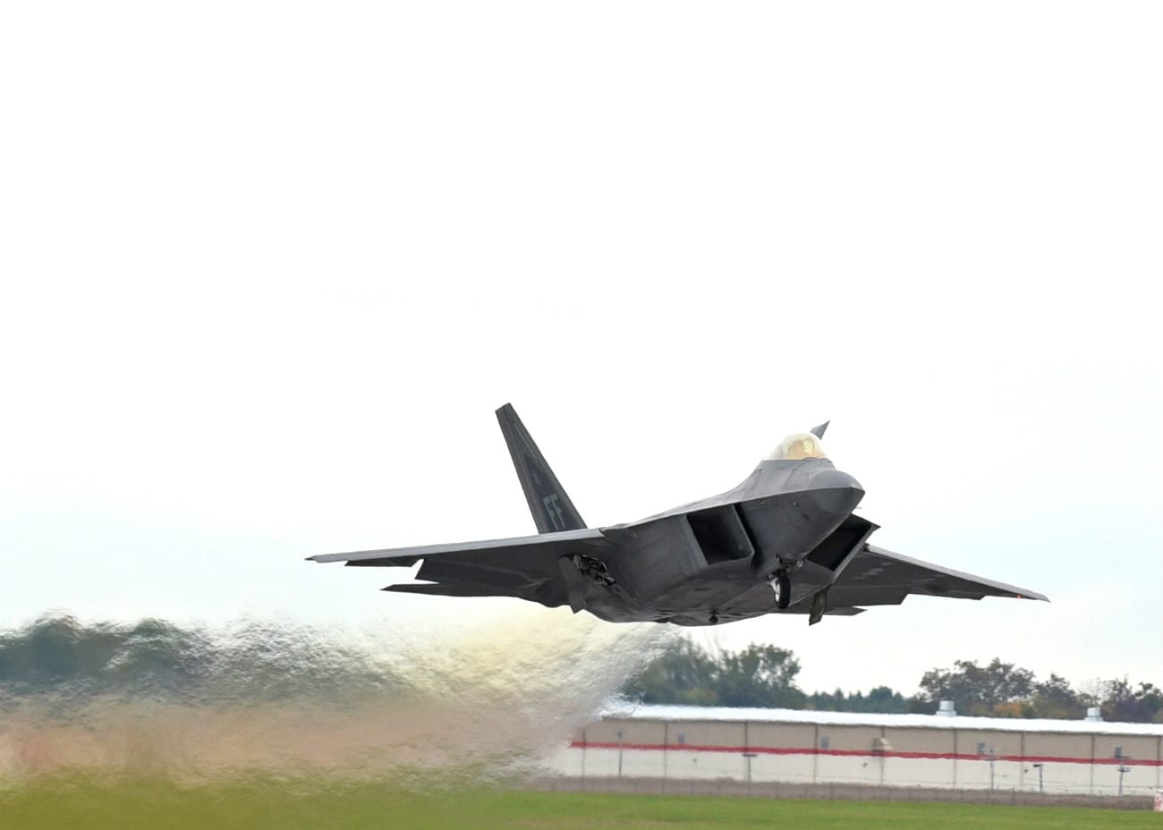 F-22 takes off US fighter jet images