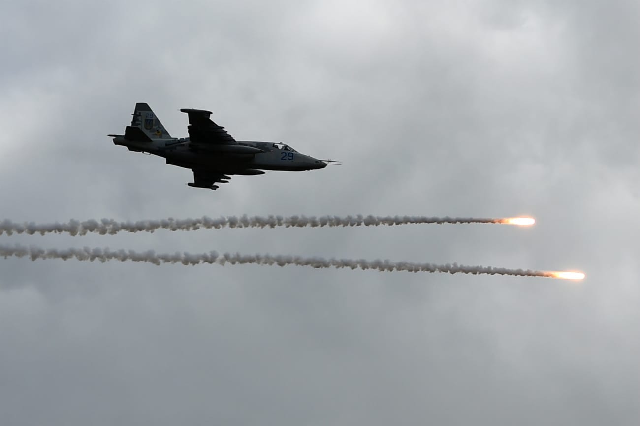 Su-25 fighter jet fires decoy flares