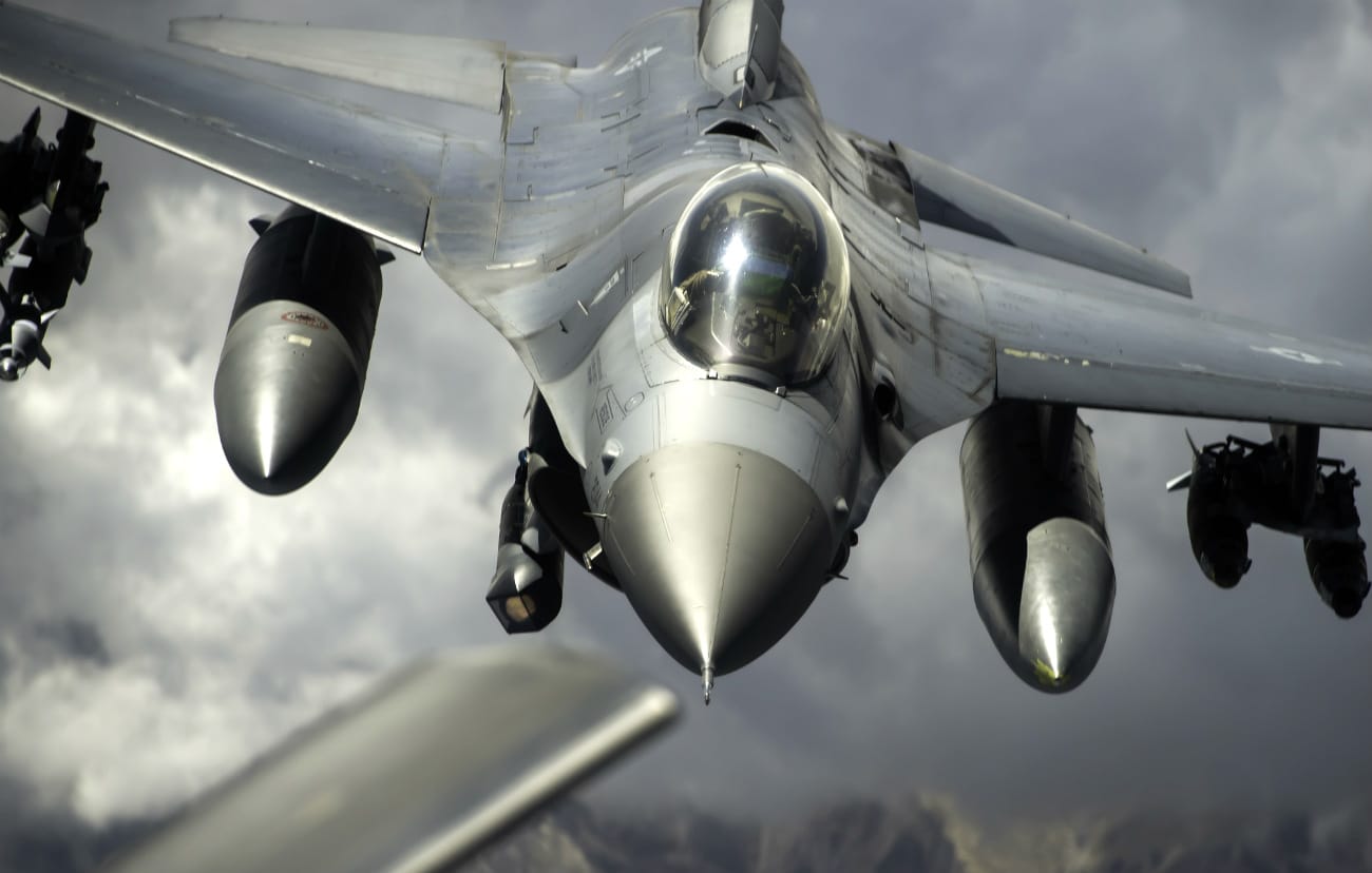 F 16 Fighting Falcon Arrives To Receive Fuel