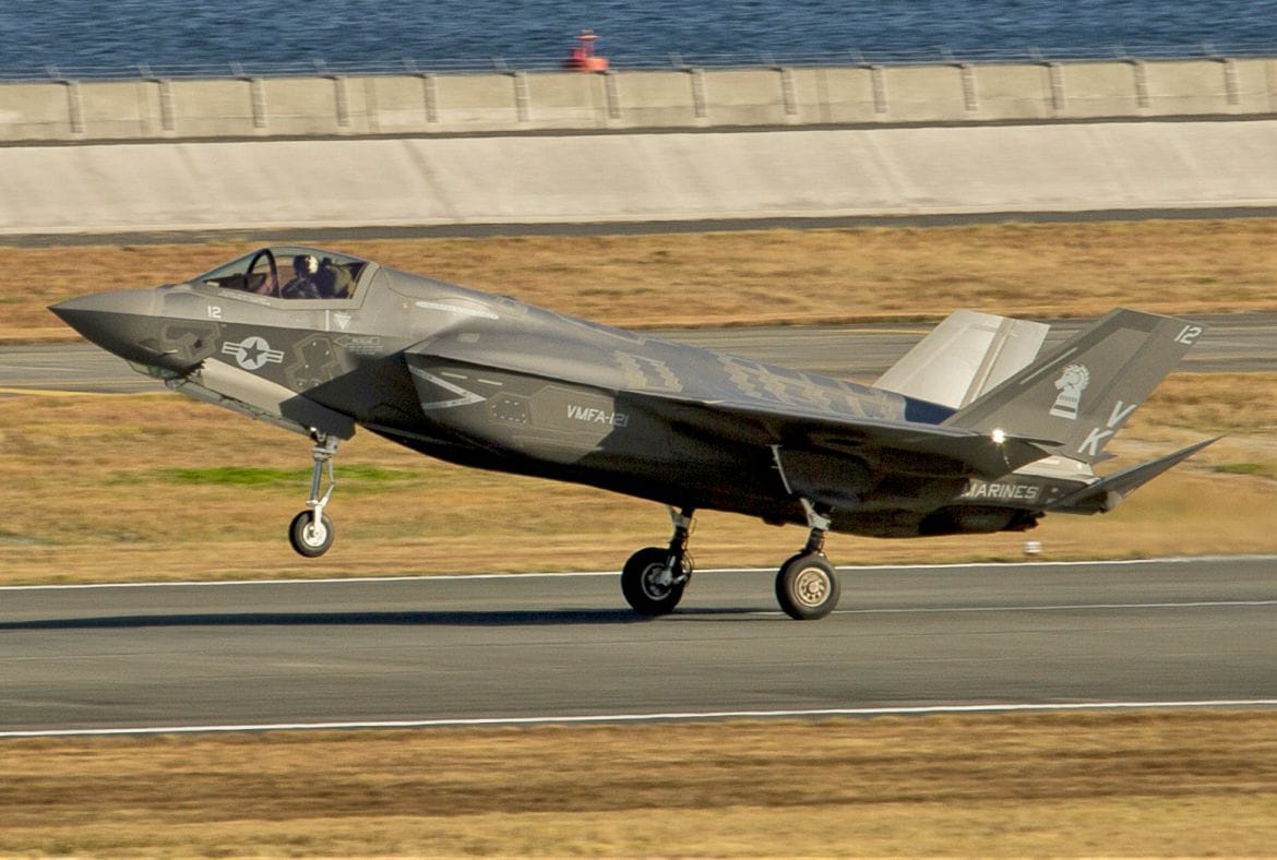 F-35 during landing F-22 vs F-35