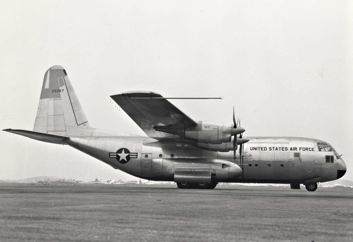 Old C-130, C-17 vs C-130