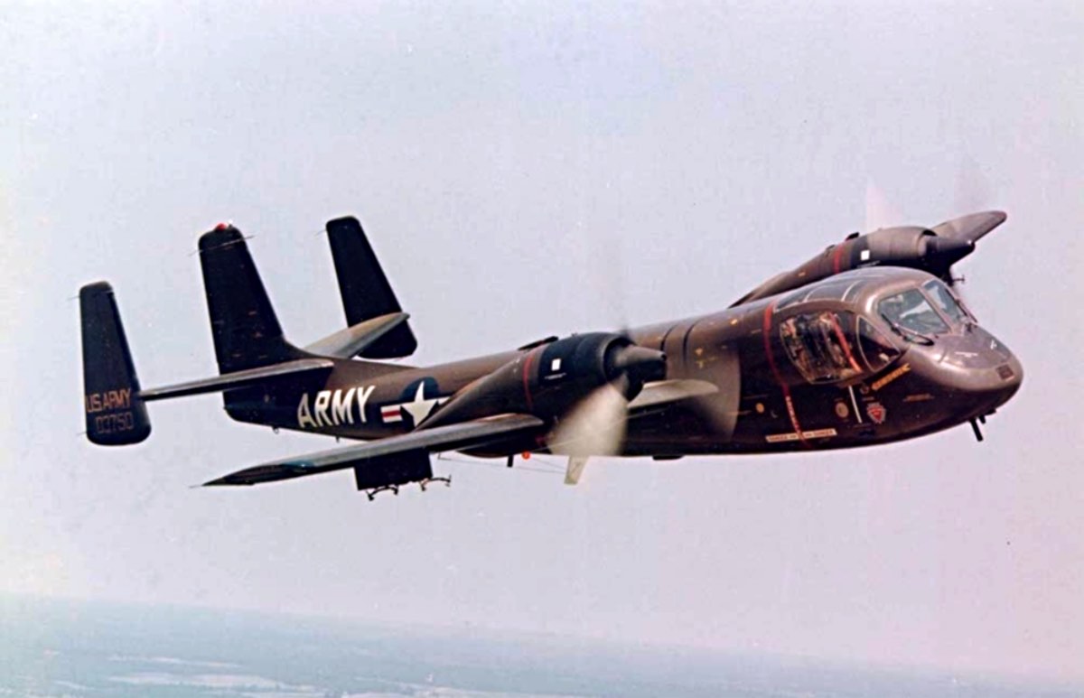 Grumman OV-1_Mohawk in flight over California