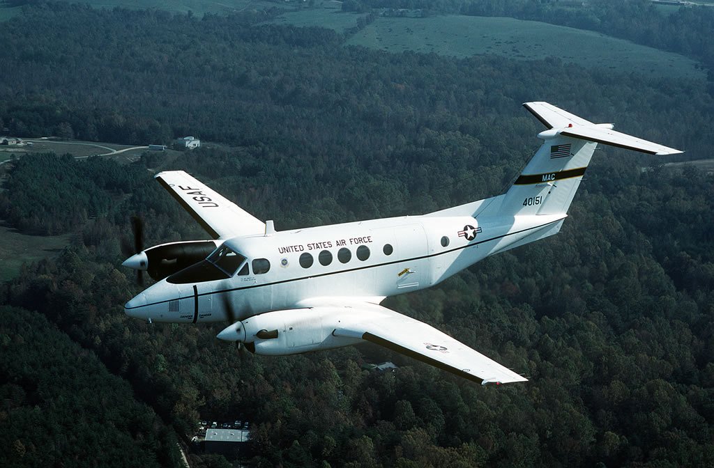 Air c. Beechcraft c-12 Huron. C 12 самолет. Beech c12t 3. Gr-12 самолёт.
