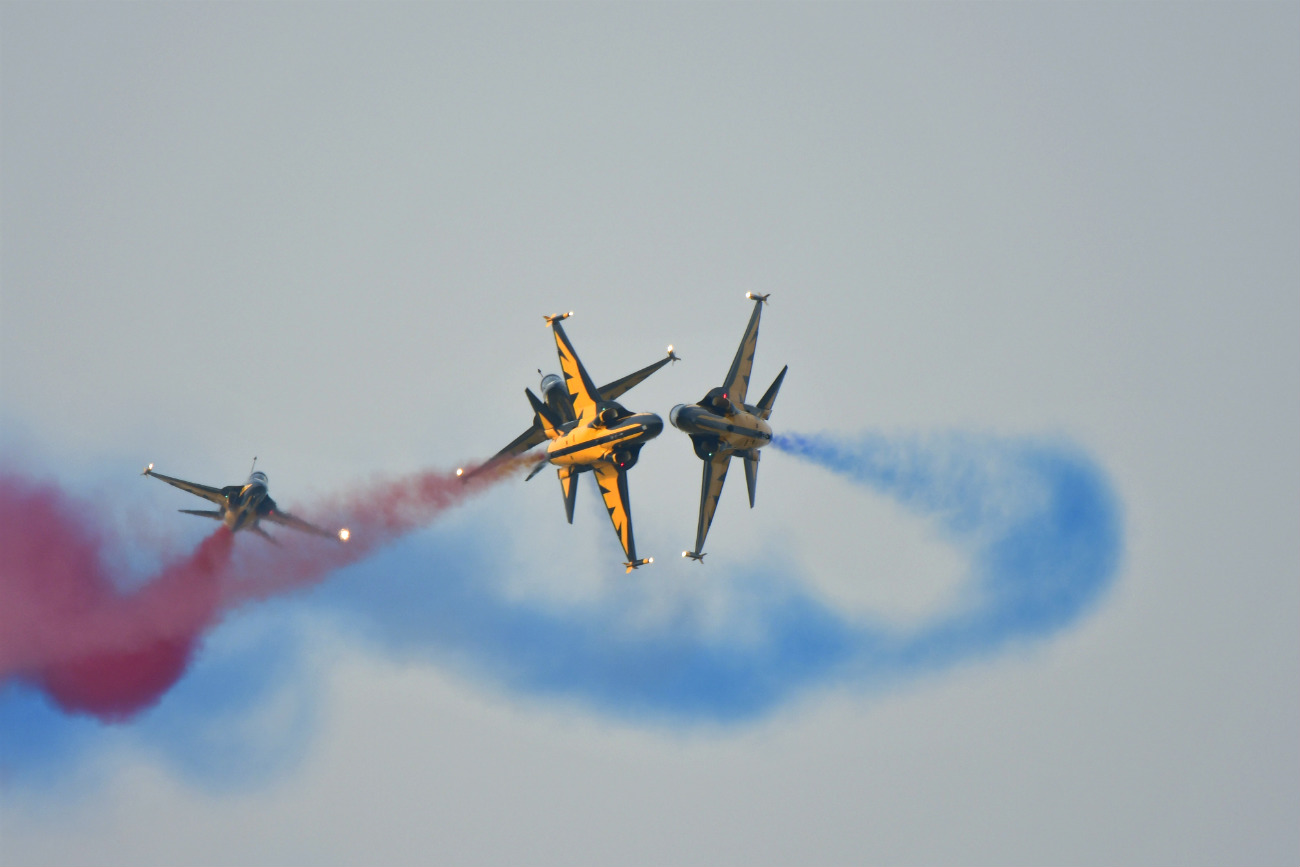 Black Eagles air show color trails Images of aerobatic teams