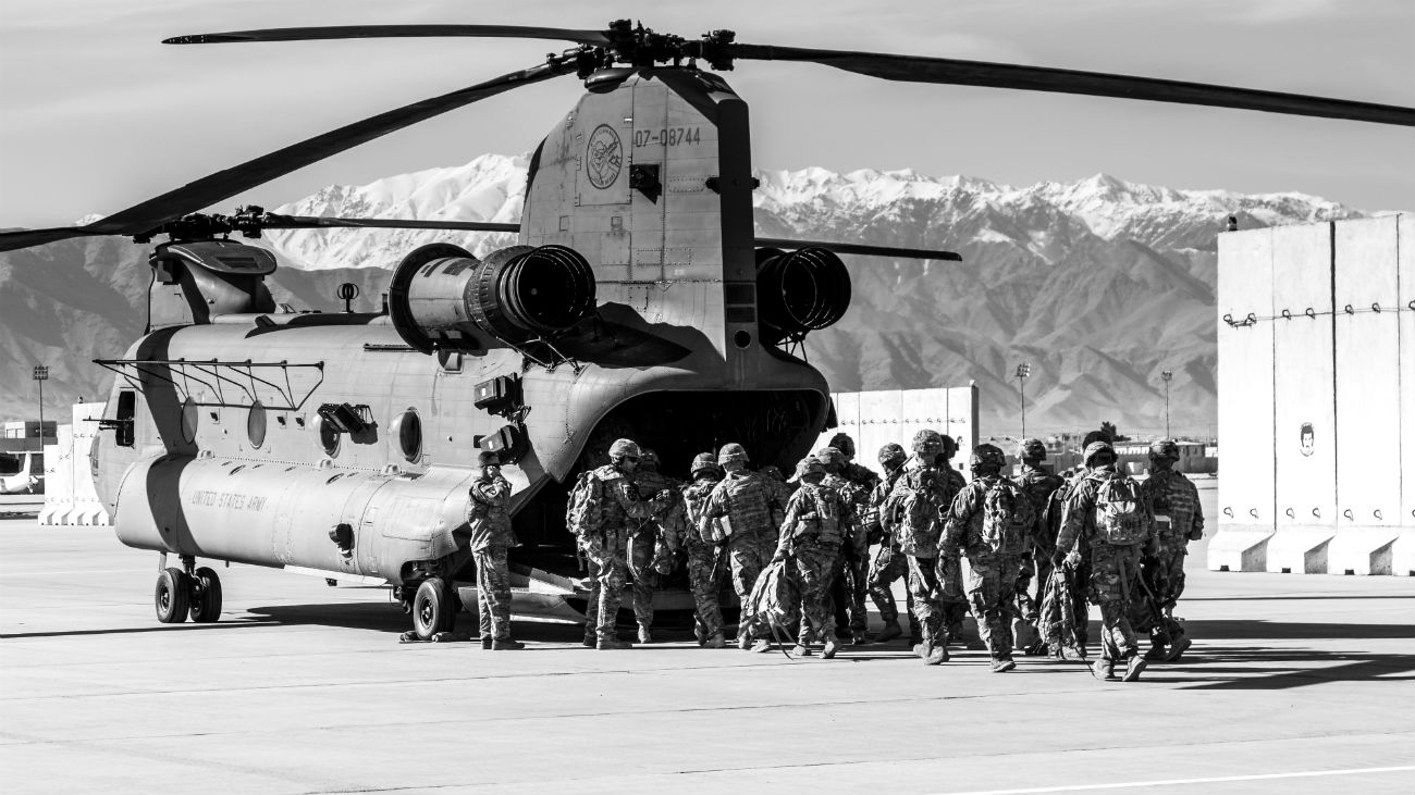 Ch-47 Chinook Soldiers loading