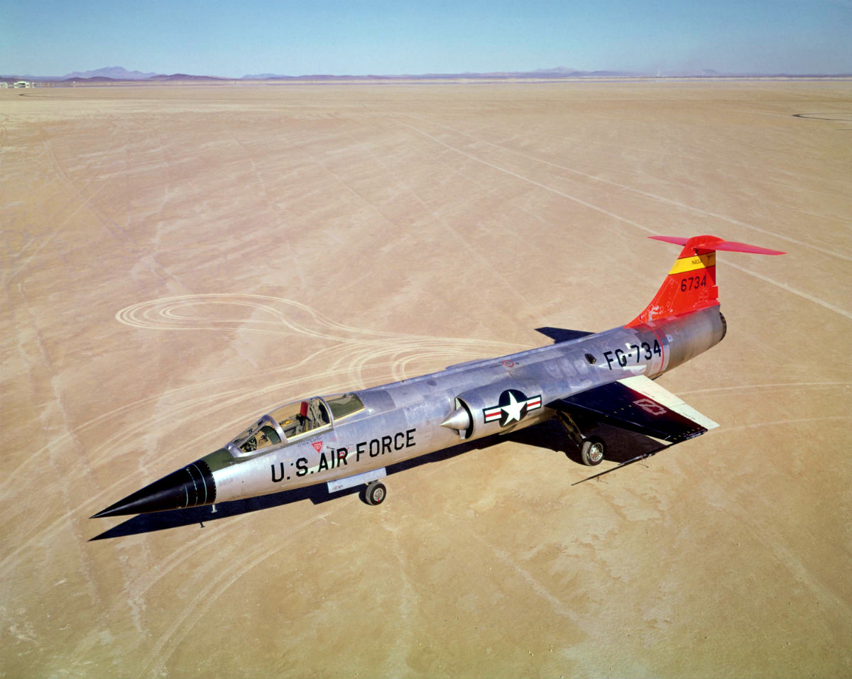 F-104 Starfighter in desert | Military Machine