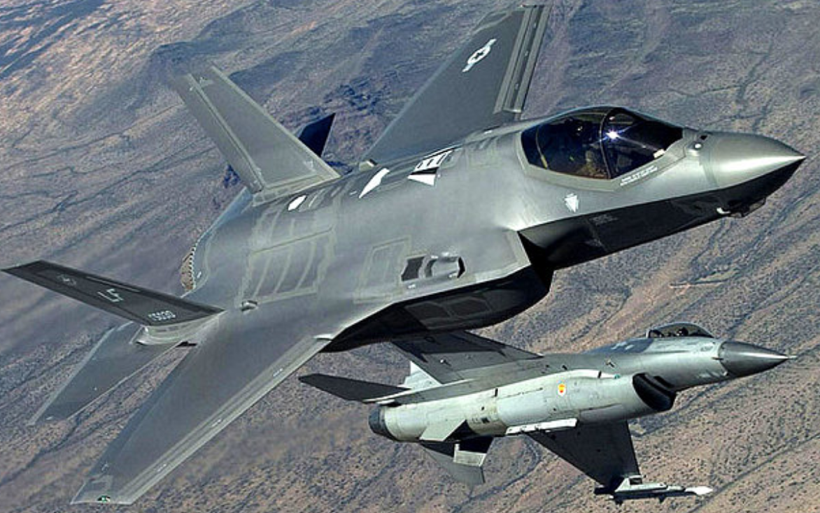F-35 Lightning II vs F-16 Fighting Falcon | Military Machine