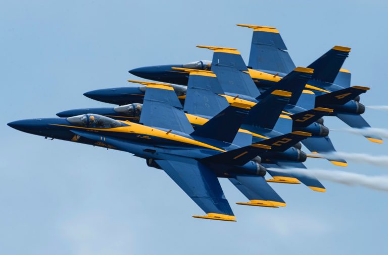 US Air Force Thunderbirds vs. US Navy Blue Angels Military Machine